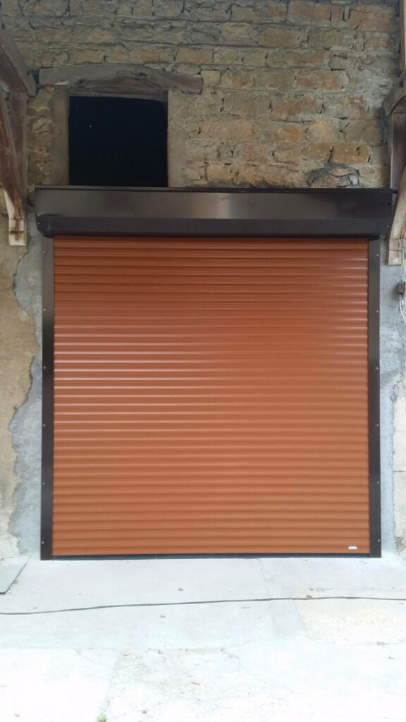 Photo d'une porte de garage enroulable créé par la société P.B.S à Yenne