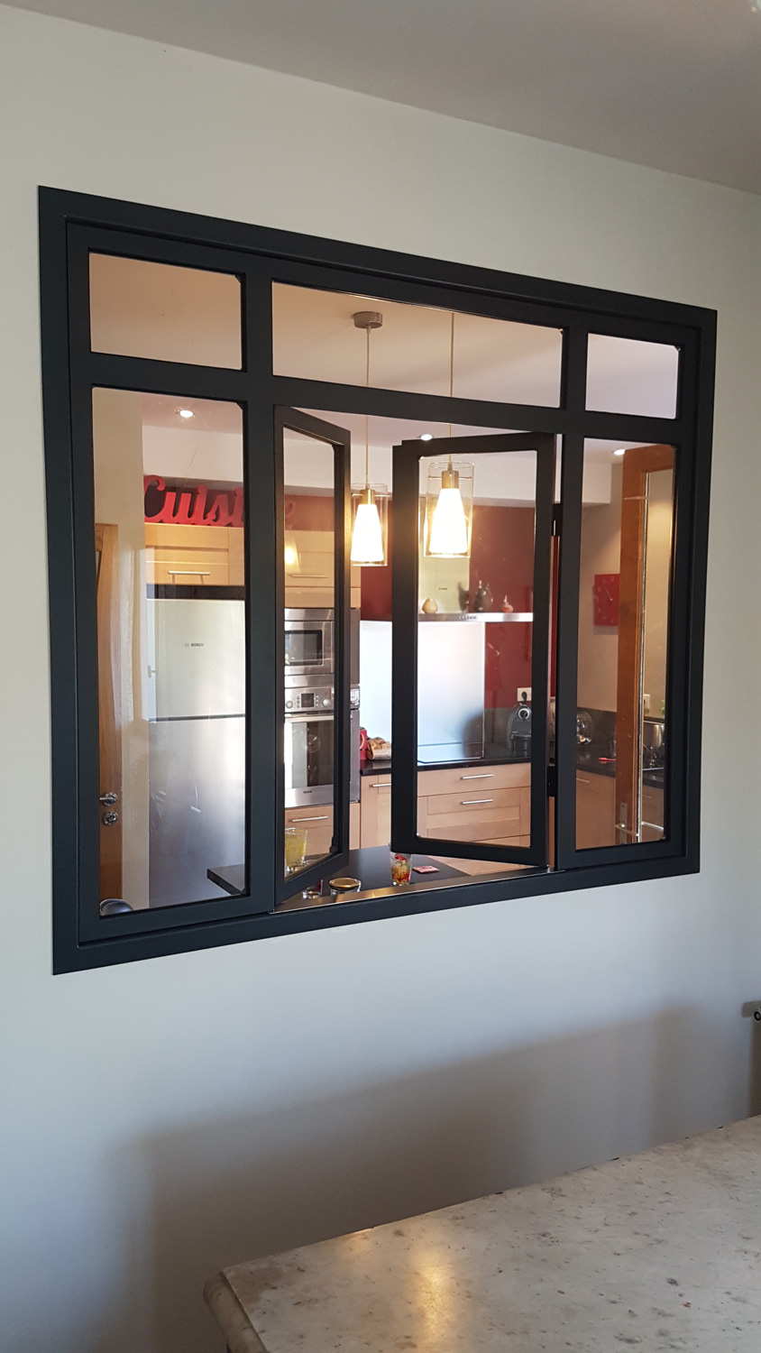 Photo d'une verrière avec fenêtre ouverte pour séparer la cuisine et le salon