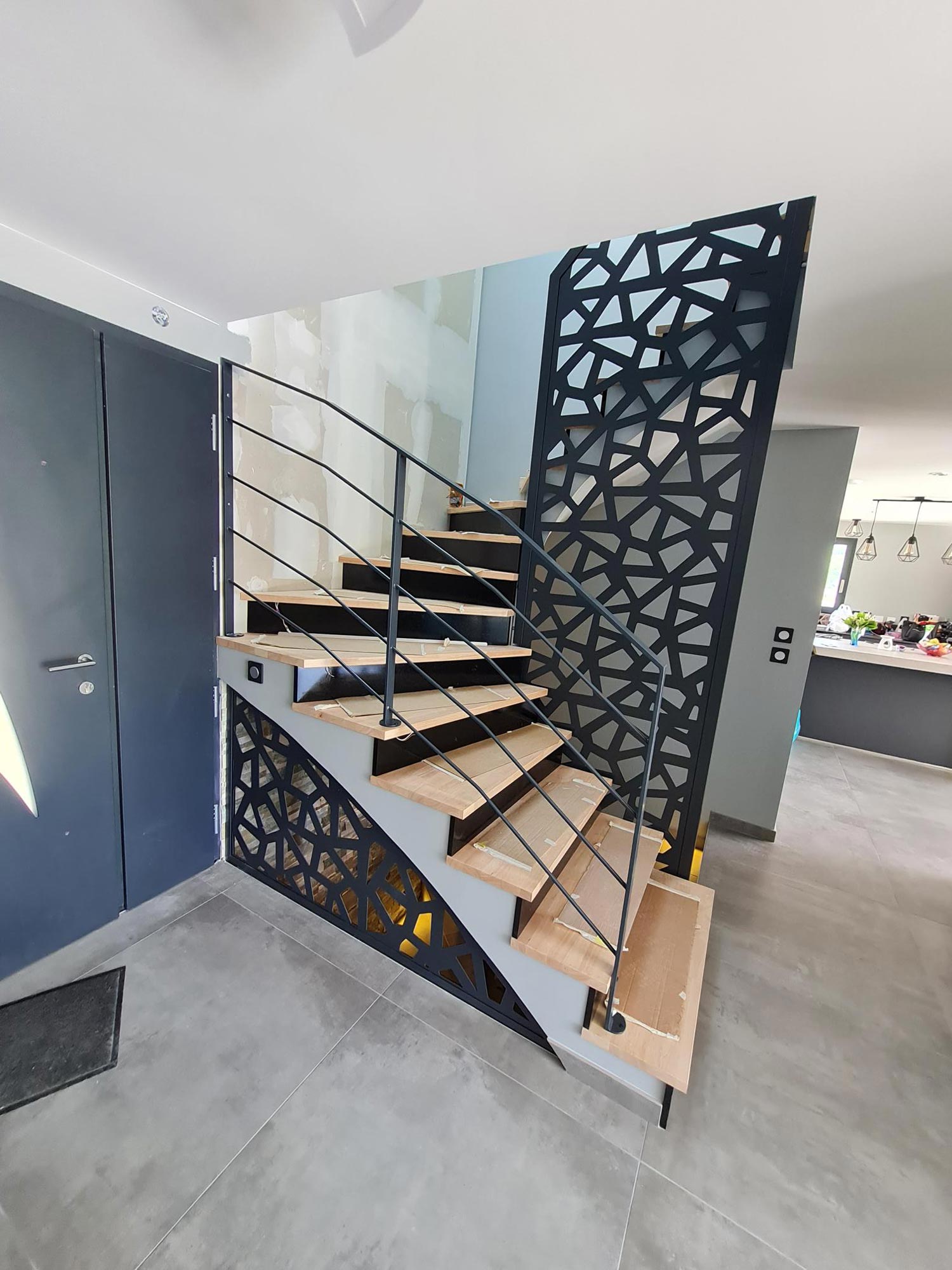 Photo d'un escalier avec garde-corps en métal