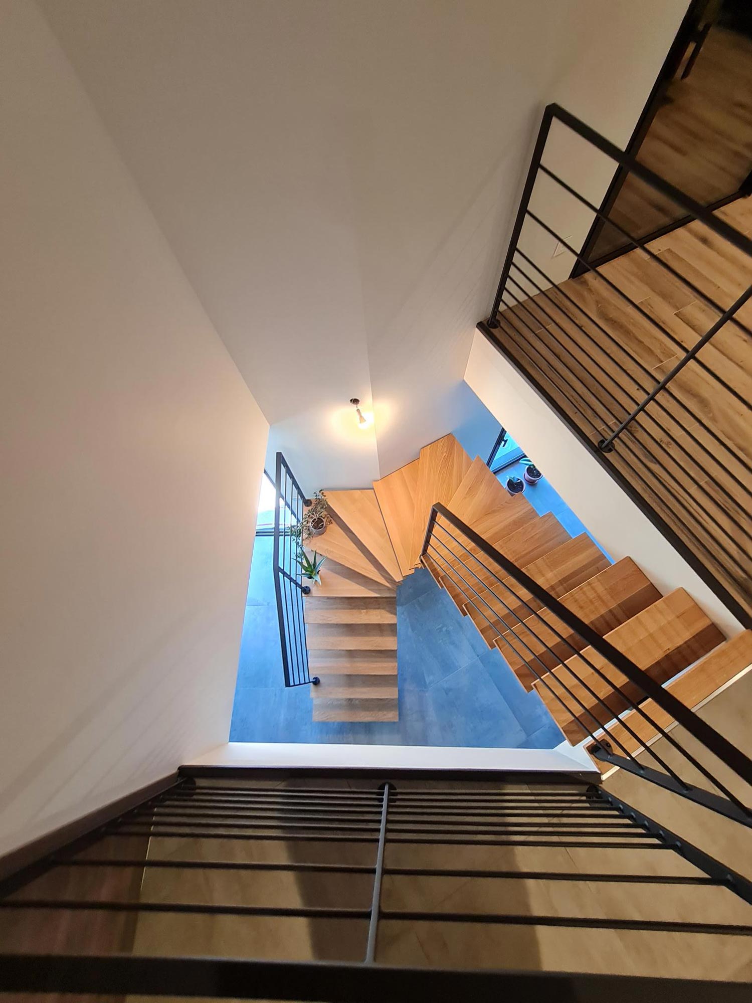 Photo d'un escalier en métal avec garde-corps fabriqué par la société P.B.S en Savoie