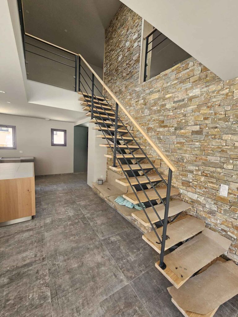 Photo de la mise en place d'un escalier en métal et bois clair - entreprise P.B.S