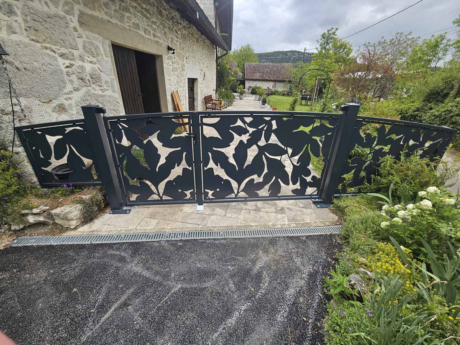 Photo d'un portail en métal créé en sur mesure par la société P.B.S