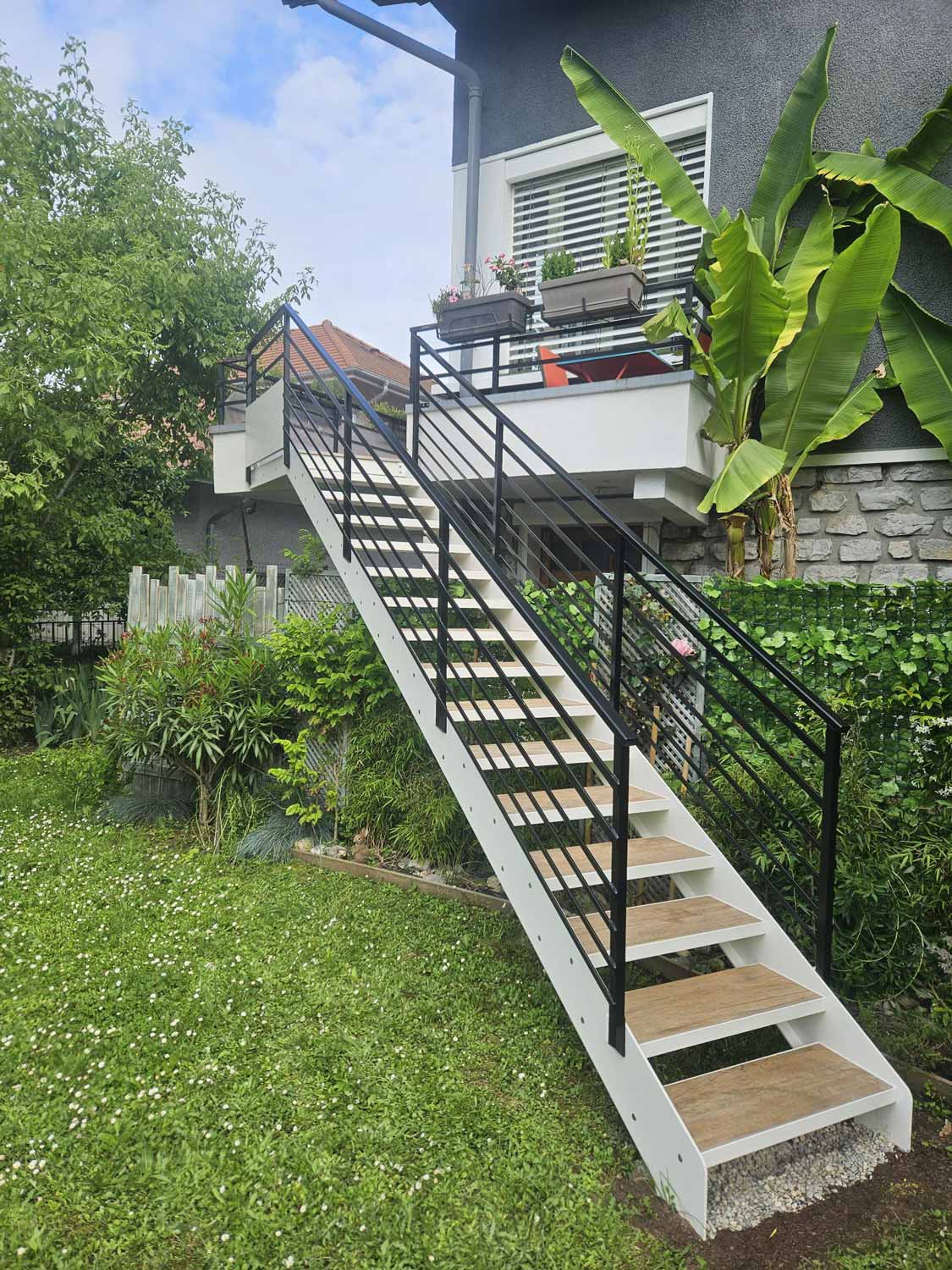 Photo d'un escalier en extérieur créé par la société P.B.S