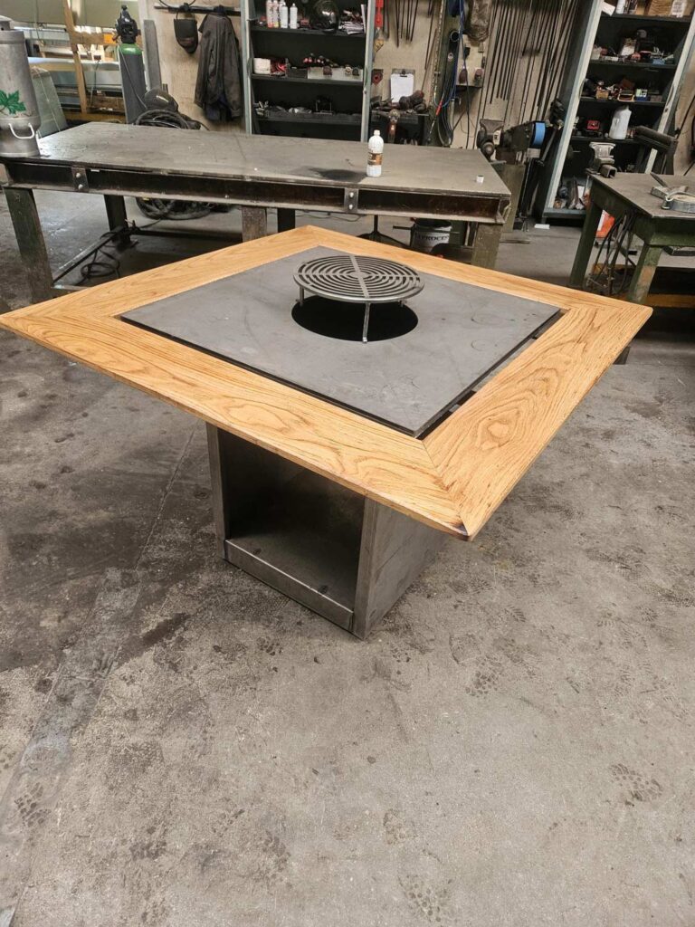 Photo d'un brasero carré en métal et bois réalisé par l'entreprise P.B.S