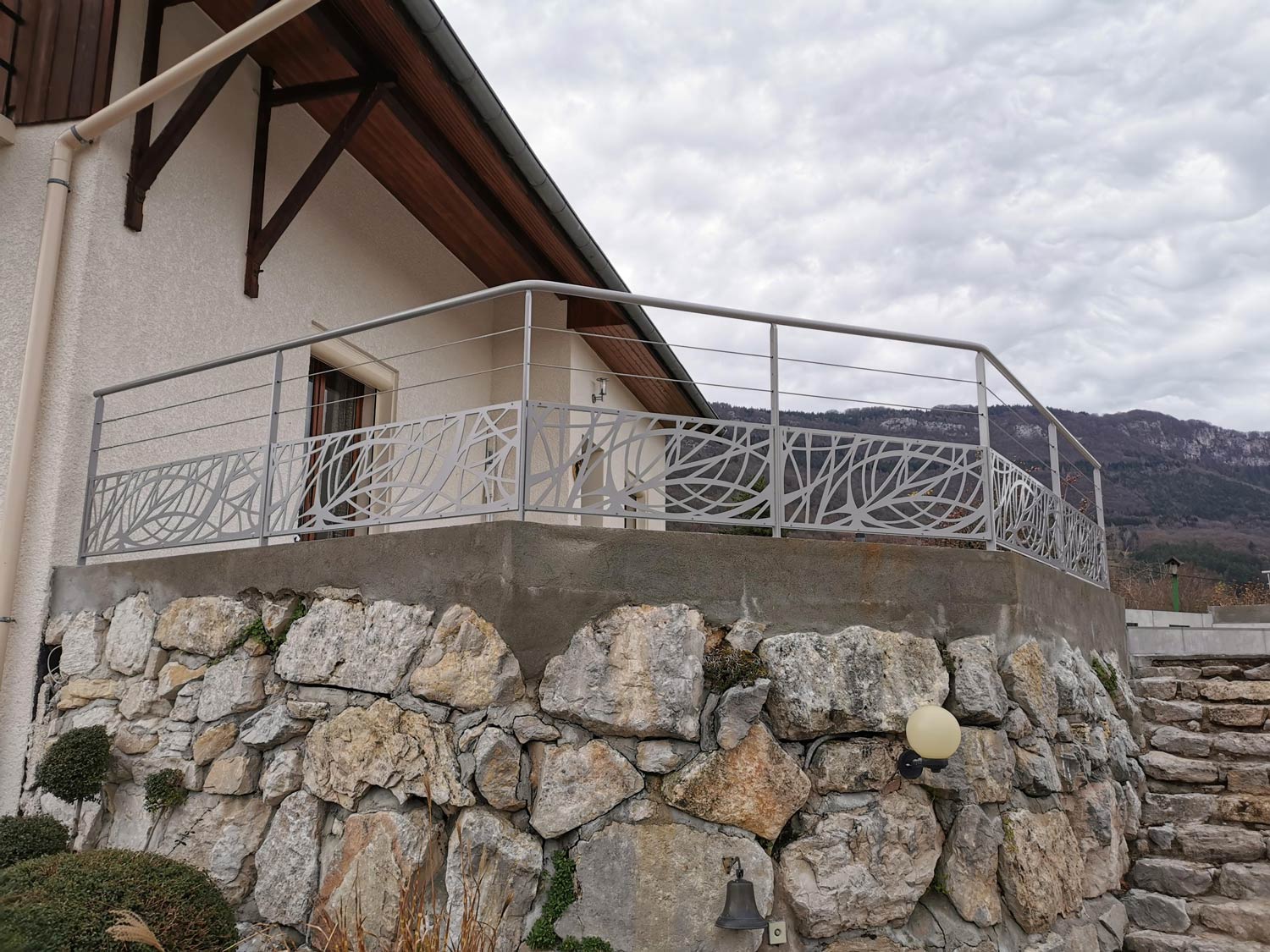 Photo d'un garde-corps en métal blanc personnalisé