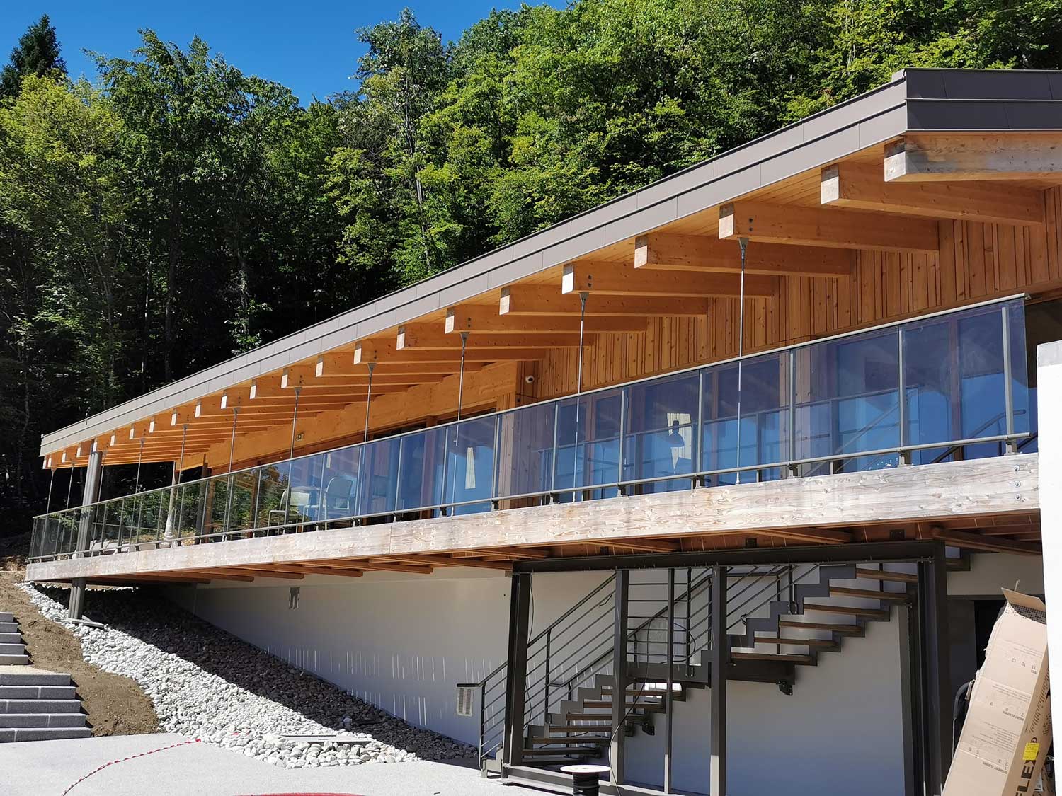 Photo d'un garde-corps en métal et verre pour balcon