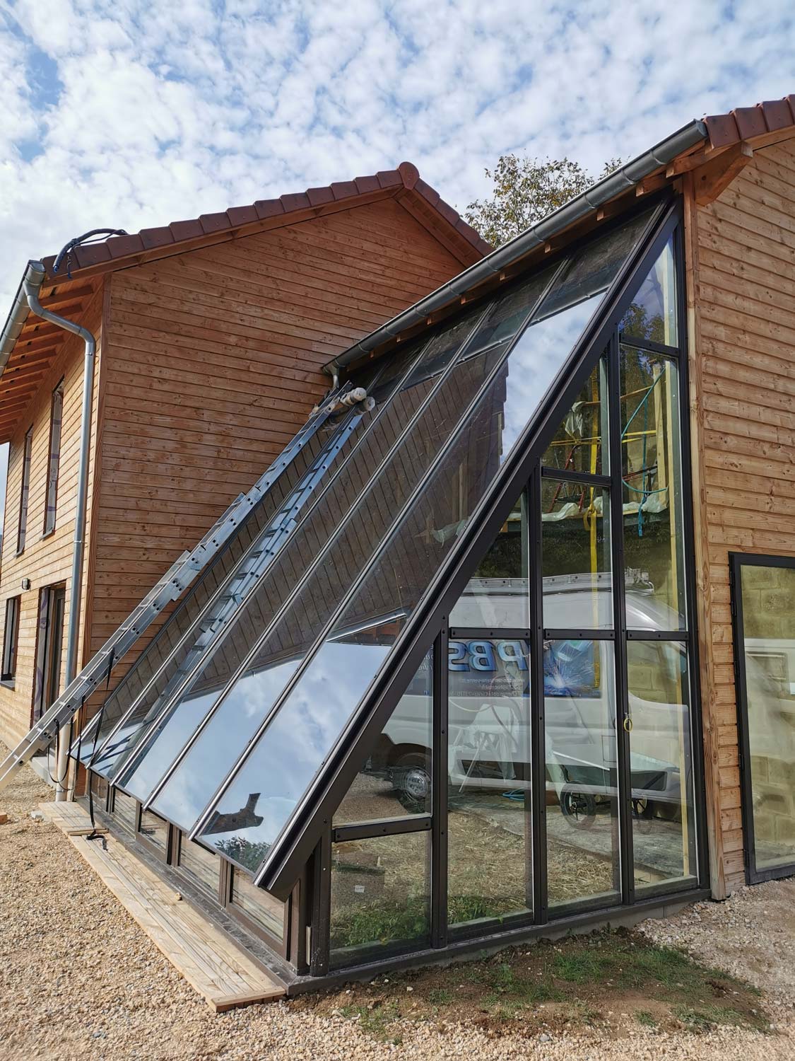 Photo d'une verrière extérieure pour extension de maison